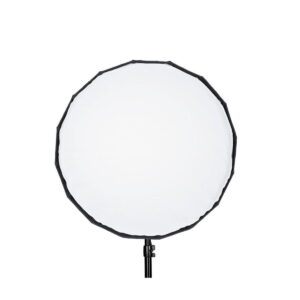 Quadralite_Flex_65cm_Foldable_Beauty-Dish_002 Valkoisella diffuusorilla varustettu Quadralite Flex 65cm kokoontaitettava kauneusmalja on asennettu mustalle jalustalle valkoista taustaa vasten.