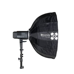 Quadralite_Flex_65cm_Foldable_Beauty-Dish_003 Quadralite Flex 65cm Foldable Beauty-Dish softbox, jossa on musta ulkopinta, on kiinnitetty studiostroboskooppivalaisimeen ja asennettu valotelineeseen.