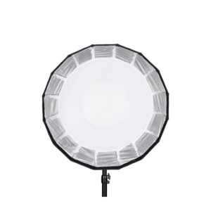 Quadralite_Flex_65cm_Foldable_Beauty-Dish_004 Quadralite Flex 65cm Foldable Beauty-Dish -valaisimessa on pyöreä softbox-malli, jossa on valkoinen diffuusori ja musta ulkoreuna. Se on asennettu mustaan jalustaan, ja se näkyy valkoista taustaa vasten.