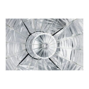 Quadralite_Flex_65cm_Foldable_Beauty-Dish_006 Lähikuvassa Quadralite Flex 65cm Foldable Beauty-Dishin sisustus, jossa korostuvat hopeanvärinen heijastava materiaali ja keskimmäisestä valopistokkeesta ulospäin ulottuvat metallipyöriä.
