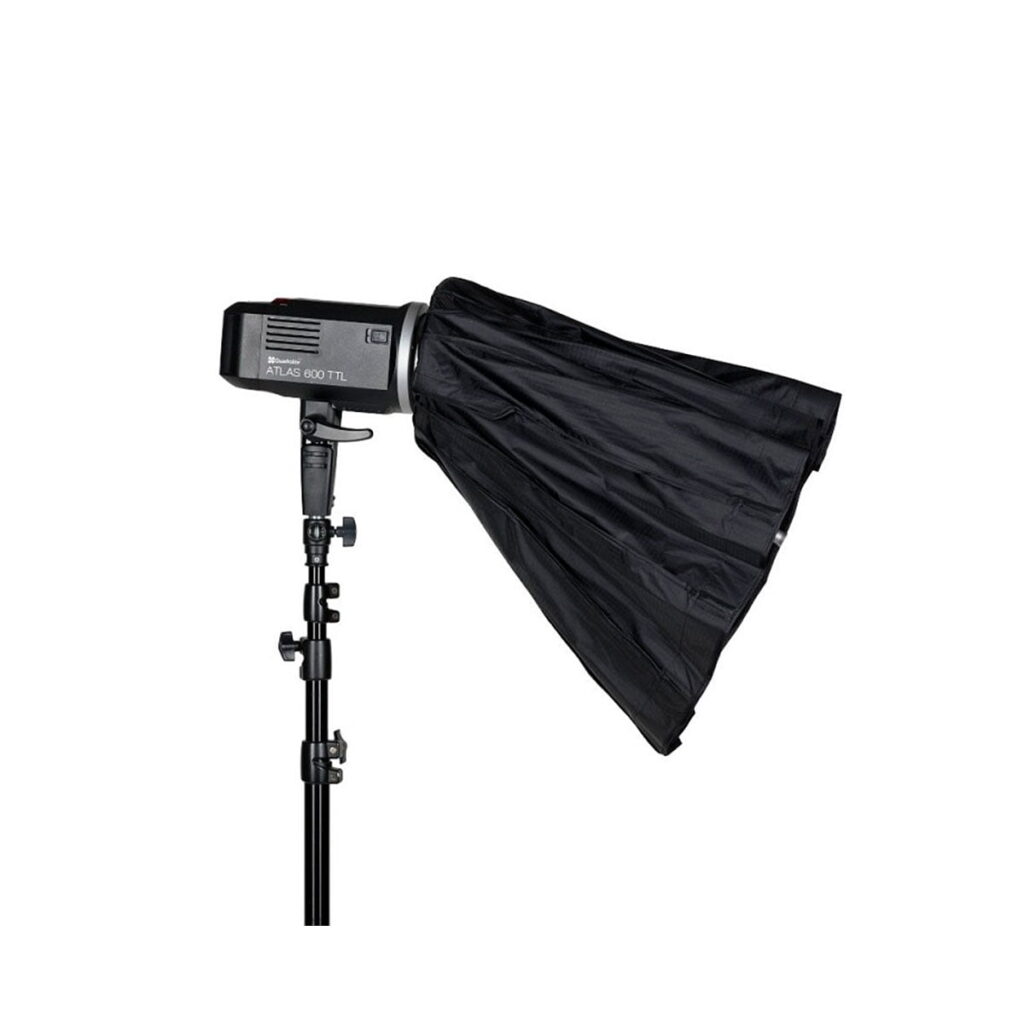 Quadralite_Flex_65cm_Foldable_Beauty-Dish_007 Quadralite Flex 65cm Foldable Beauty-Dish mustalla softbox-diffuusorilla on asennettu säädettävään jalustaan studiotyyliin ja eristetty valkoiselle taustalle.