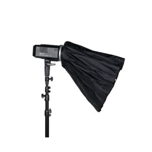 Quadralite_Flex_65cm_Foldable_Beauty-Dish_007 Quadralite Flex 65cm Foldable Beauty-Dish mustalla softbox-diffuusorilla on asennettu säädettävään jalustaan studiotyyliin ja eristetty valkoiselle taustalle.