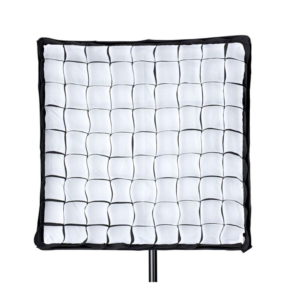 Quadralite_Grid_for_Softbox_002 Quadralite Grid for Softbox 60x60cm on neliönmuotoinen diffuusori, jossa on ruudukkokuvio ja musta reuna, joka on suunniteltu ohjaamaan valon suuntaa valokuvauksessa tai videokuvauksessa. Se kiinnitetään jalustalle monipuoliseen studiokäyttöön.