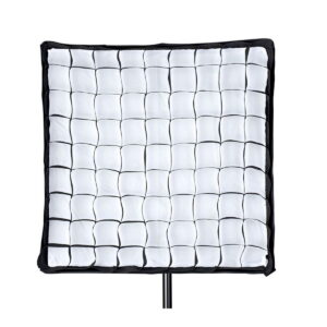 Quadralite_Grid_for_Softbox_002 Quadralite Grid for Softbox 60x60cm on neliönmuotoinen diffuusori, jossa on ruudukkokuvio ja musta reuna, joka on suunniteltu ohjaamaan valon suuntaa valokuvauksessa tai videokuvauksessa. Se kiinnitetään jalustalle monipuoliseen studiokäyttöön.