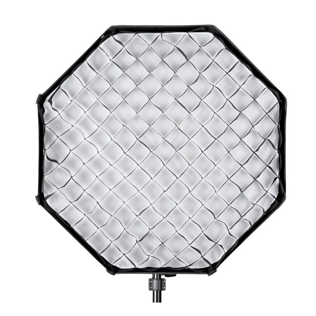 Quadralite_Grid_for_Softbox_002 Quadralite Grid for Softbox 60x90cm kiinnittyy softboxiin studiovalaistuksen hajottamiseksi ja hallitsemiseksi valokuvauksessa ja mahdollistaa valon tarkan suuntaamisen, kun se on asennettu yhteensopivaan valotelineeseen.
