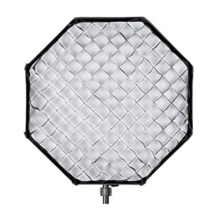 Quadralite_Grid_for_Softbox_002 Quadralite Grid for Softbox 60x90cm kiinnittyy softboxiin studiovalaistuksen hajottamiseksi ja hallitsemiseksi valokuvauksessa ja mahdollistaa valon tarkan suuntaamisen, kun se on asennettu yhteensopivaan valotelineeseen.