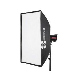 Quadralite_Softbox_120x80cm_001 Quadralite Softbox 120x80cm, jossa on valkoinen diffuusori ja mustat sivut, on asennettu studiovalotelineeseen. Softboxissa on teksti Quadralite ja sen logo.