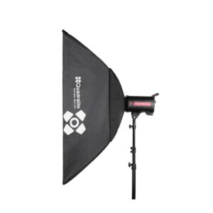 Quadralite_Softbox_120x80cm_002 Quadralite Softbox 120x80cm on kiinnitetty studiostroboskooppivalaisimeen, joka on asennettu mustaan säädettävään jalustaan. Valoyksikössä on merkintä Pulse PRO 600.