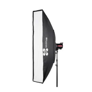Quadralite_Softbox_40x180cm_001 Mustavalkoinen Quadralite Softbox 40x180cm näkyy sivulta kiinnitettynä studiovalotelineeseen valkoista taustaa vasten.