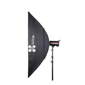 Quadralite_Softbox_40x180cm_002 Suorakulmainen Quadralite Softbox 40x180cm, musta, on asennettu jalustalle ja sitä katsotaan sivulta. Se on kiinnitetty salamalaitteeseen, joka on asetettu tavallista valkoista taustaa vasten.