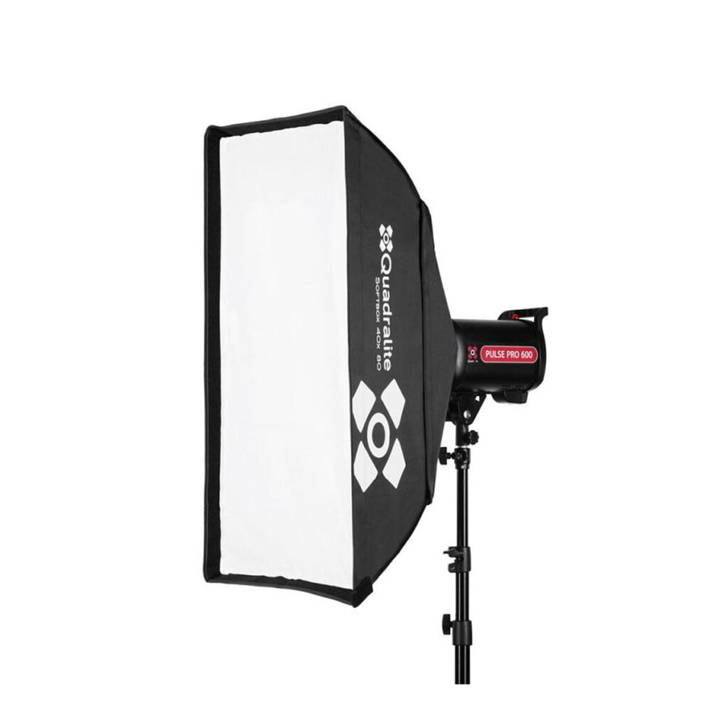 Quadralite_Softbox_40x80cm_001 Quadralite Pulse Pro 600 -studiostroboskooppi, johon on kiinnitetty Quadralite Softbox 40x80cm, asennettu mustaan jalustaan, jossa on näkyvissä sekä tuotemerkki että mallinimi.