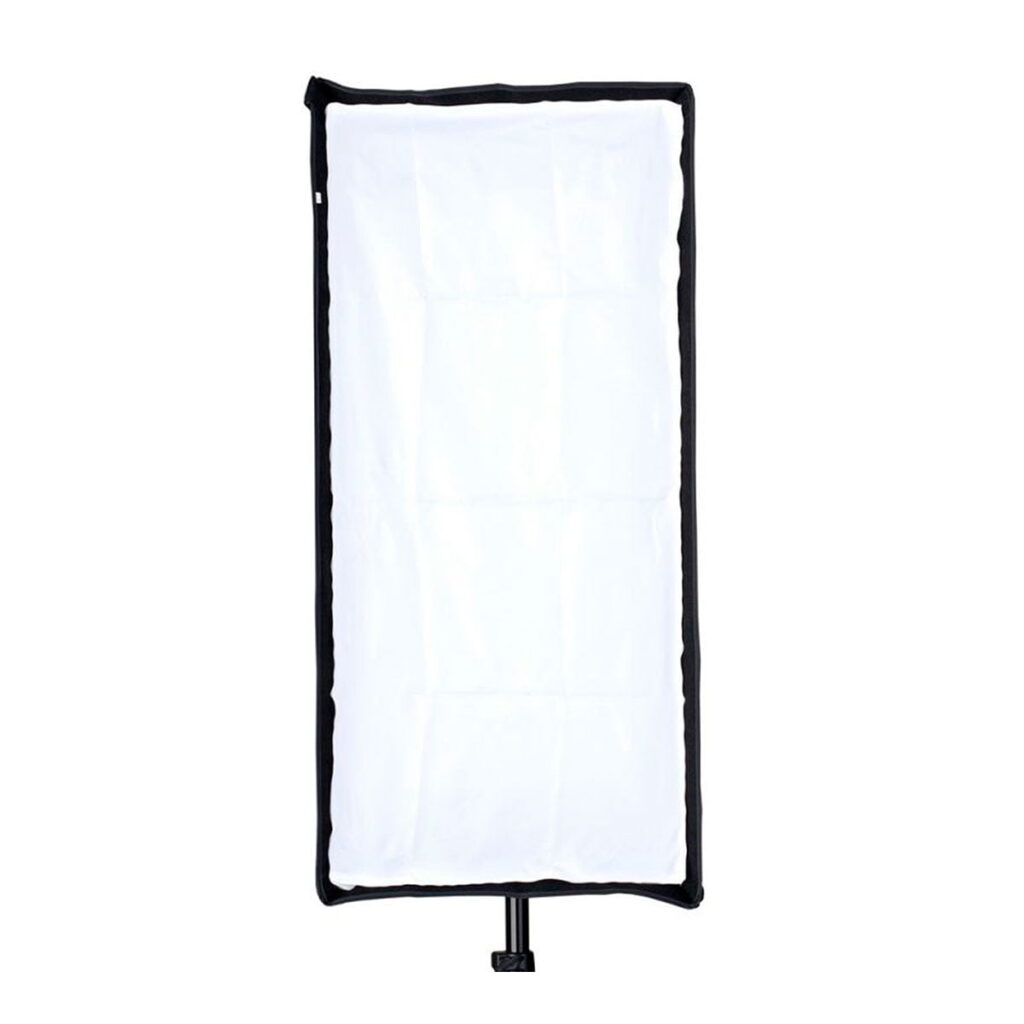 Quadralite_Softbox_40x80cm_004 Quadralite Softbox 40x80cm, jossa on valkoinen diffuusori ja musta reunus, on asennettu pystysuoraan jalustalle ja eristetty valkoiselle taustalle.