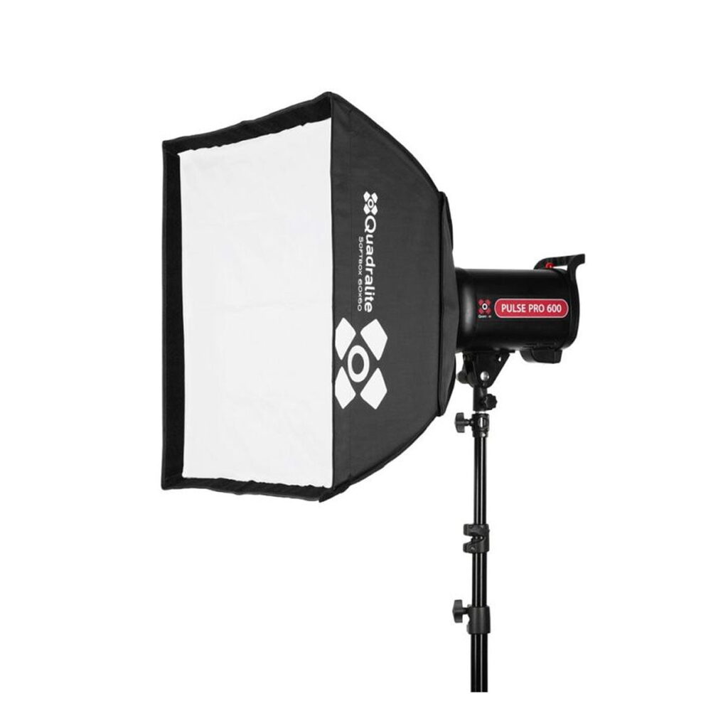 Quadralite_Softbox_60x60cm_001 Ammattimainen studiostroboskooppivalaisin, jossa on Quadralite Softbox 60x60cm ja jalusta, ihanteellinen valokuvauksen valaistukseen.