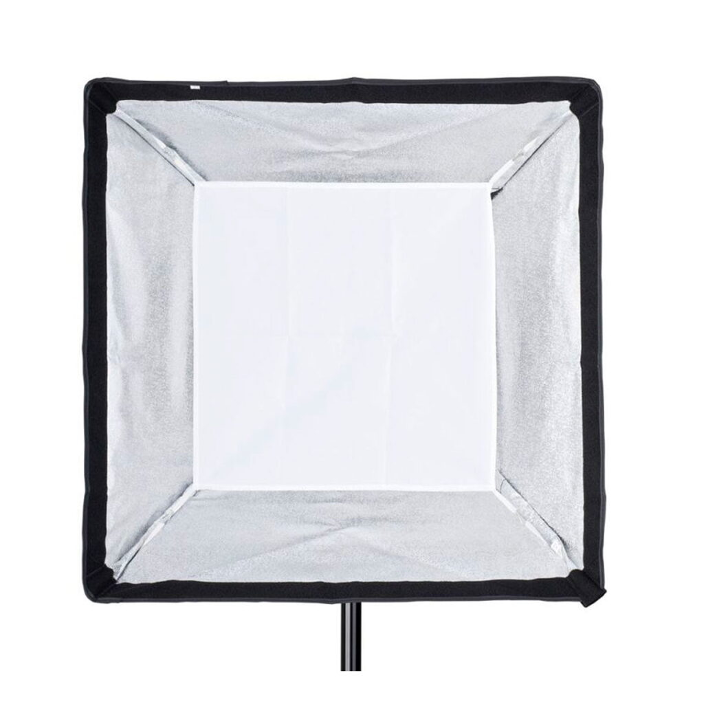 Quadralite_Softbox_60x60cm_003 Quadralite Softbox 60x60cm -valaisimessa on musta ulkoreuna, hopeinen sisävuori ja keskimmäinen valkoinen diffuusiopaneeli, ja se on asennettu valokuvausvalaisimen jalustalle.
