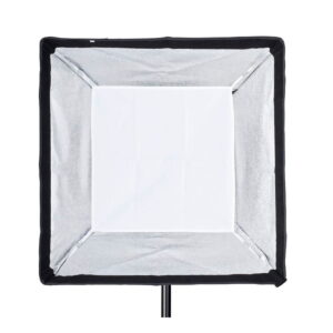 Quadralite_Softbox_60x60cm_003 Quadralite Softbox 60x60cm -valaisimessa on musta ulkoreuna, hopeinen sisävuori ja keskimmäinen valkoinen diffuusiopaneeli, ja se on asennettu valokuvausvalaisimen jalustalle.