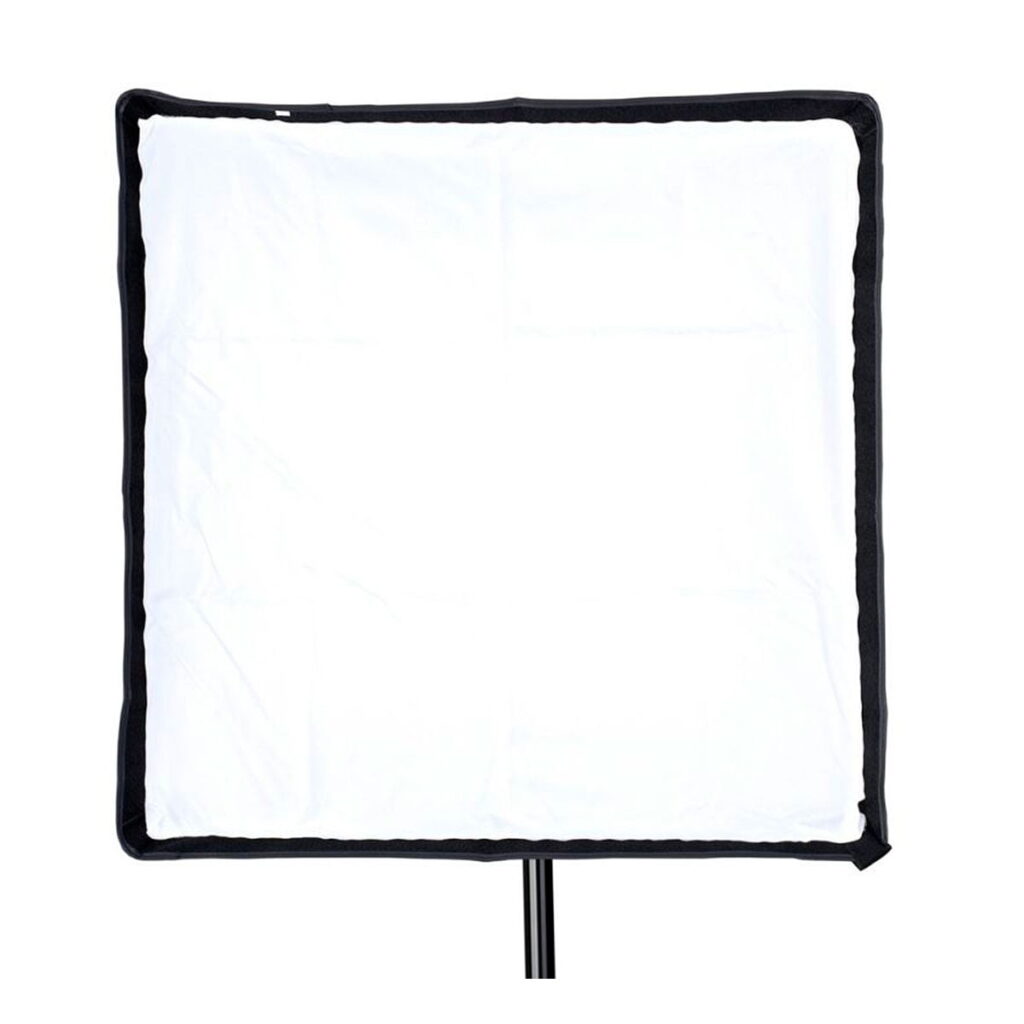 Quadralite_Softbox_60x60cm_004 Quadralite Softbox 60x60cm on neliönmuotoinen, valkoinen softbox, jossa on musta kehys, joka on asennettu jalustalle ja jota voi katsella edestäpäin valkoista taustaa vasten.