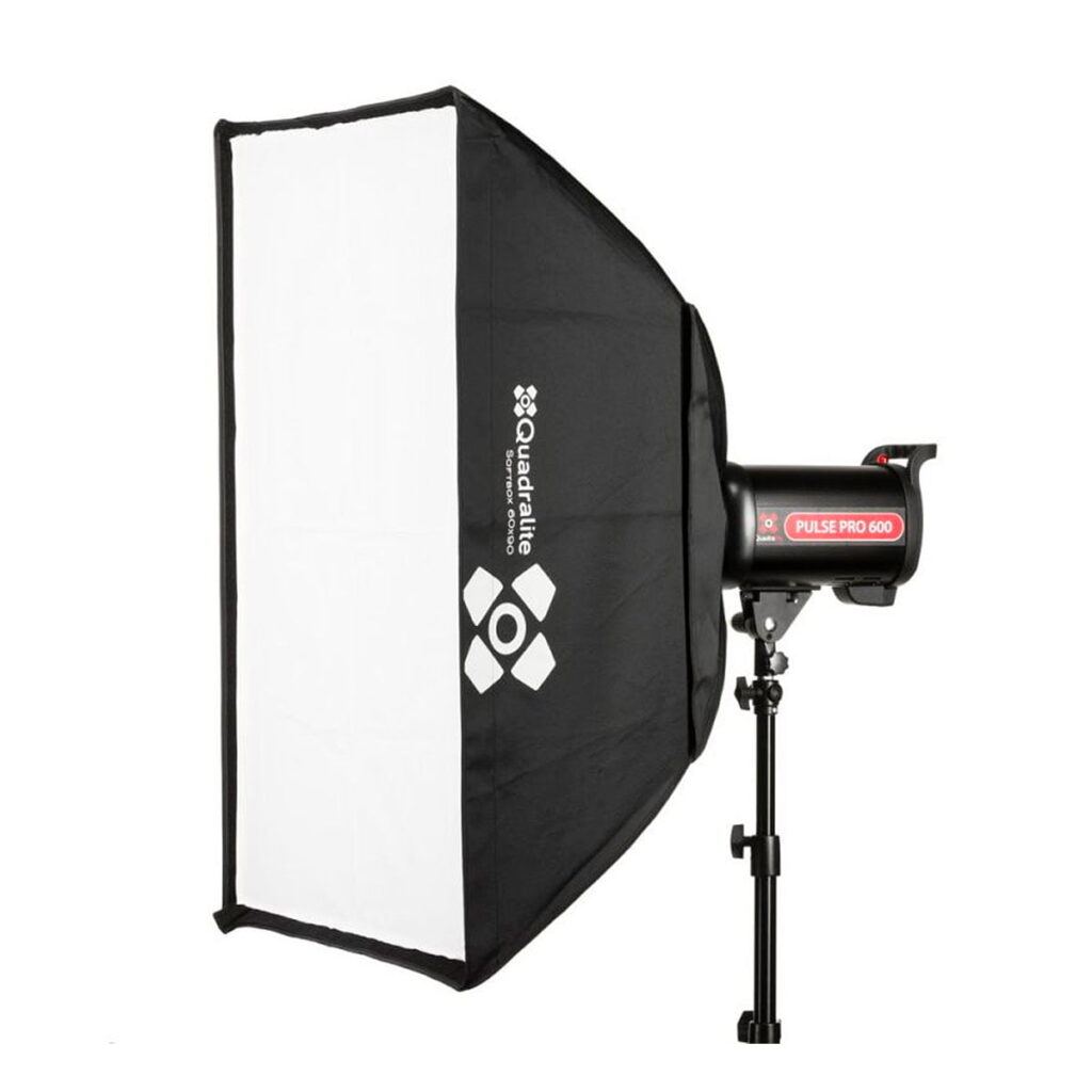 Quadralite_Softbox_60x90cm_001 Quadralite Softbox 60x90cm on kiinnitetty studiostroboskooppiin, joka on asennettu mustaan säädettävään valotelineeseen, kaikki valkoista taustaa vasten.