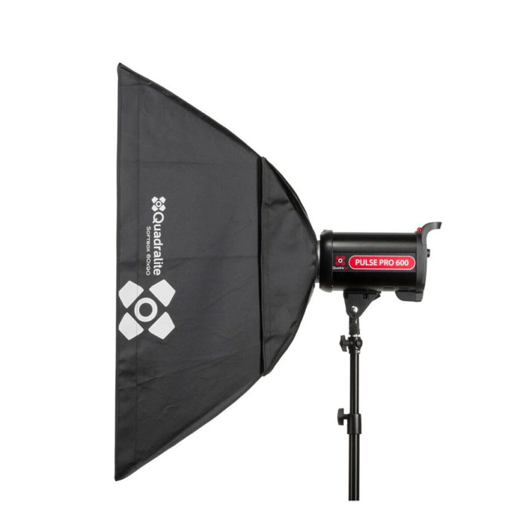 Quadralite_Softbox_60x90cm_002 Quadralite Softbox 60x90cm on kiinnitetty Pulse Pro 600 -studiostroboskooppiin, jotka on asennettu mustalle jalustalle ja asetettu valkoista taustaa vasten.