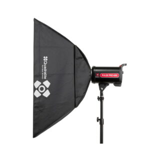Quadralite_Softbox_60x90cm_002 Quadralite Softbox 60x90cm on kiinnitetty Pulse Pro 600 -studiostroboskooppiin, jotka on asennettu mustalle jalustalle ja asetettu valkoista taustaa vasten.