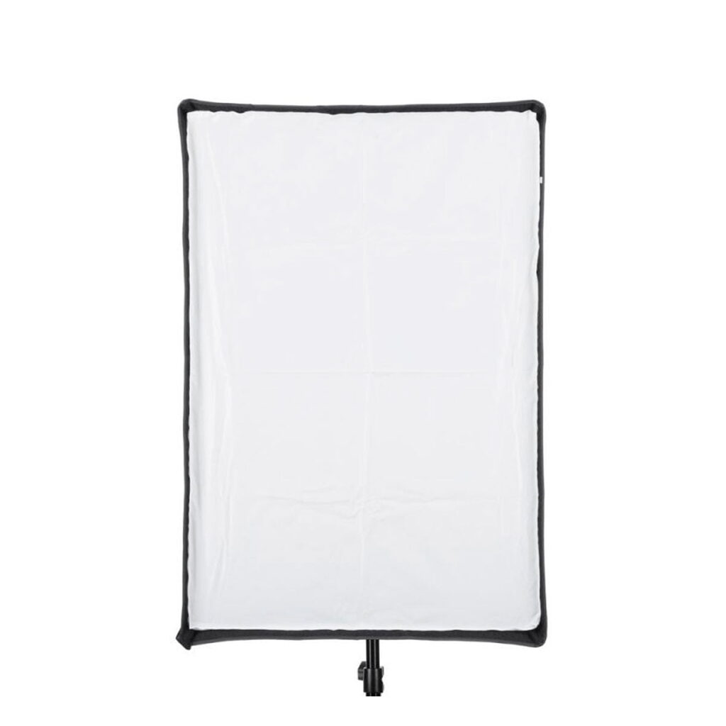 Quadralite_Softbox_60x90cm_003 Quadralite Softbox 60x90cm, jossa on valkoinen diffuusiopaneeli, on asennettu valotelineeseen ja kuvattu valkoista taustaa vasten.