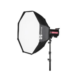 Quadralite_Softbox_80cm_001 Quadralite Softbox Octa 80cm on ammattimainen studiostroboskooppivalaisin, jossa on suuri kahdeksankulmainen diffuusori mustalla jalustalla, ihanteellinen valokuvauksen valaistukseen.