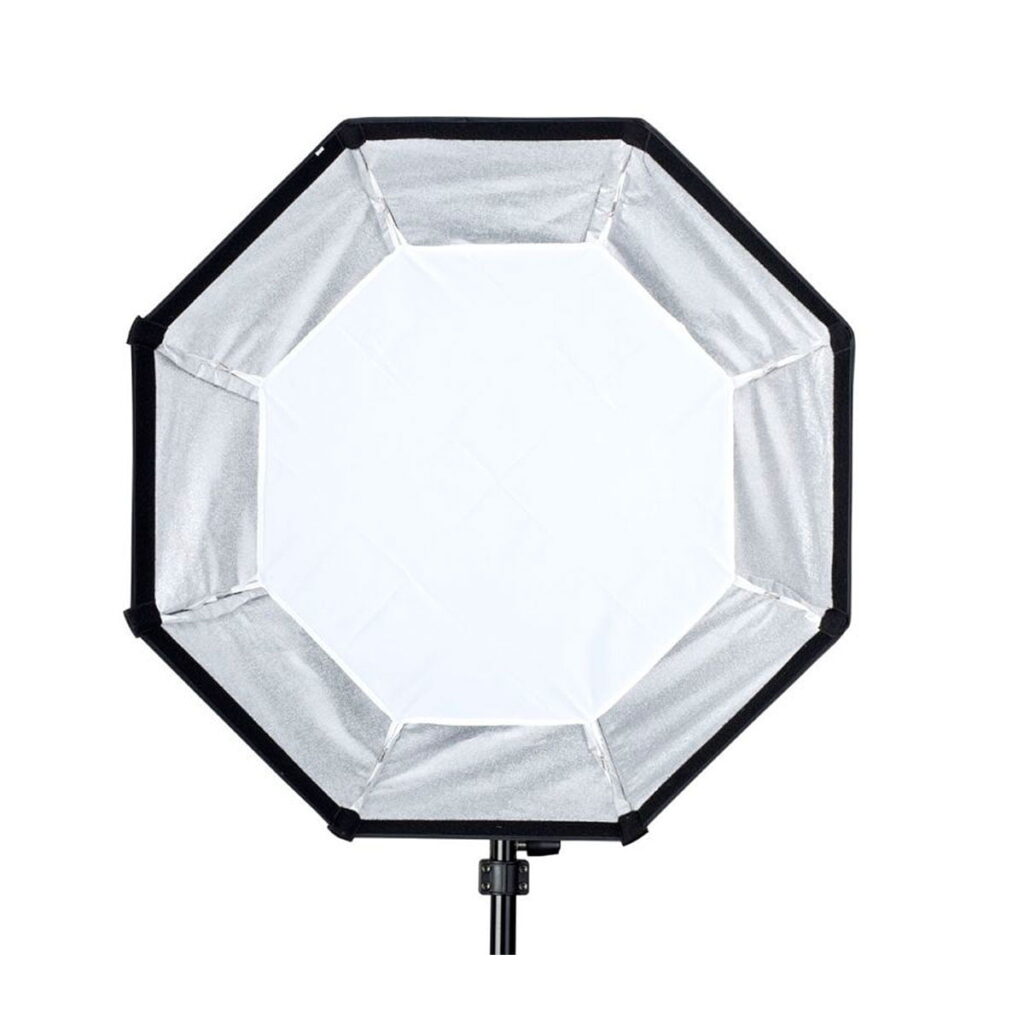 Quadralite_Softbox_80cm_003 Quadralite Softbox Octa 80cm valkoisella diffuusorilla on asennettu mustalle jalustalle ja kuvattu valkoista taustaa vasten.