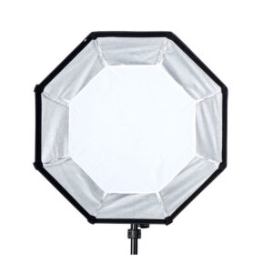 Quadralite_Softbox_80cm_003 Quadralite Softbox Octa 80cm valkoisella diffuusorilla on asennettu mustalle jalustalle ja kuvattu valkoista taustaa vasten.
