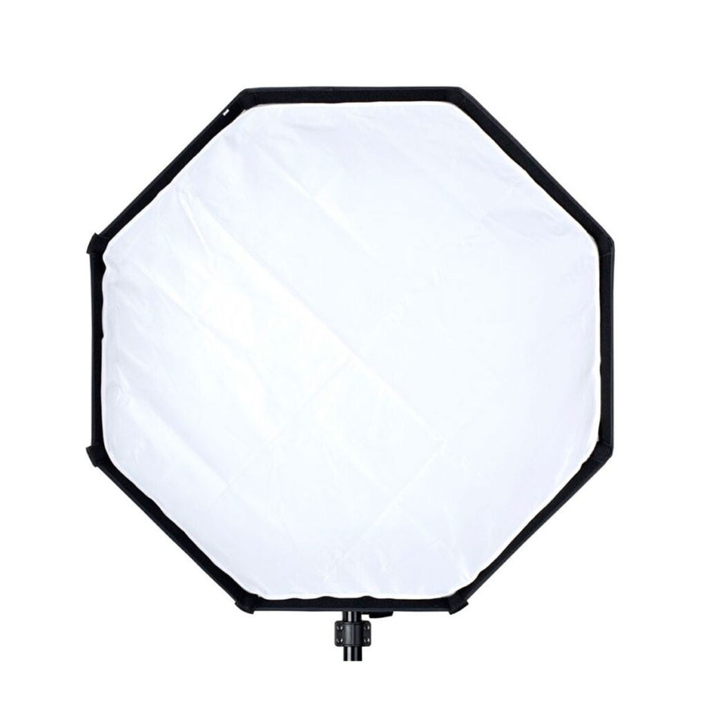 Quadralite_Softbox_80cm_004 Quadralite Softbox Octa 80cm, jossa on valkoinen diffuusiopaneeli, on kuvassa etupuolella ja jalustalle asennettuna valkoista taustaa vasten.