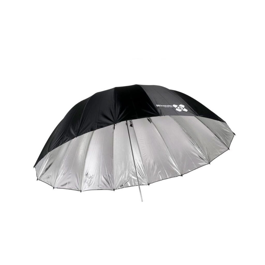 Quadralite_Space_150_Silver_Parabolic_Umbrella_001 Quadralite Space 150cm Silver Parabolinen sateenvarjo, jossa on musta ulkopinta ja hopeanvärinen heijastava sisäpinta, on osittain auki valkoista taustaa vasten.