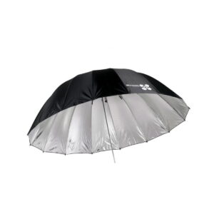 Quadralite_Space_150_Silver_Parabolic_Umbrella_001 Quadralite Space 150cm Silver Parabolinen sateenvarjo, jossa on musta ulkopinta ja hopeanvärinen heijastava sisäpinta, on osittain auki valkoista taustaa vasten.