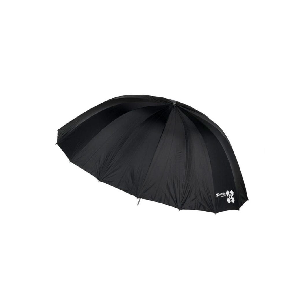 Quadralite_Space_150_Silver_Parabolic_Umbrella_003 Quadralite Space 150cm Silver Parabolinen sateenvarjo on kuvattu täysin auki, ja siinä on valkoinen logo ja teksti yhdessä paneelissa, joka on asetettu valkoista taustaa vasten.