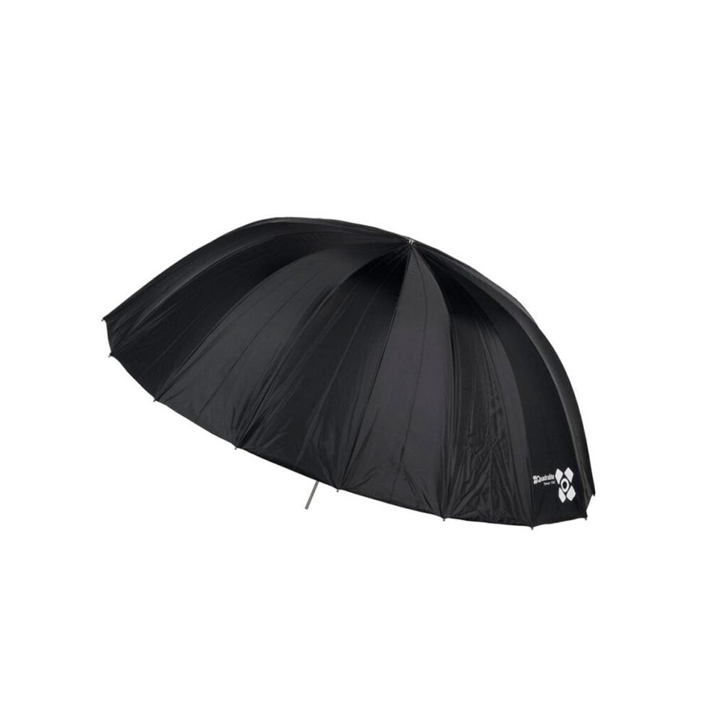 Quadralite_Space_150_White_Parabolic_Umbrella_003 Quadralite Space 150cm valkoinen parabolinen sateenvarjo, jossa on hopeinen logo yhdessä paneelissa, on kuvattu valkoista taustaa vasten.