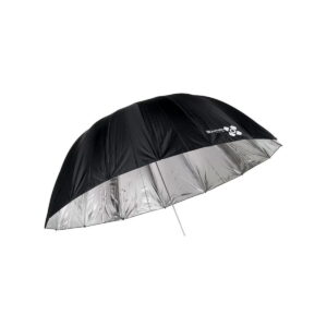 Quadralite_Space_185_Silver_Parabolic_Umbrella_001 Quadralite Space 185cm Silver Parabolinen sateenvarjo on suuri, musta, jossa on hopeinen heijastava sisäpinta ja pieni logo yhdessä paneelissa, joka näkyy valkoista taustaa vasten.