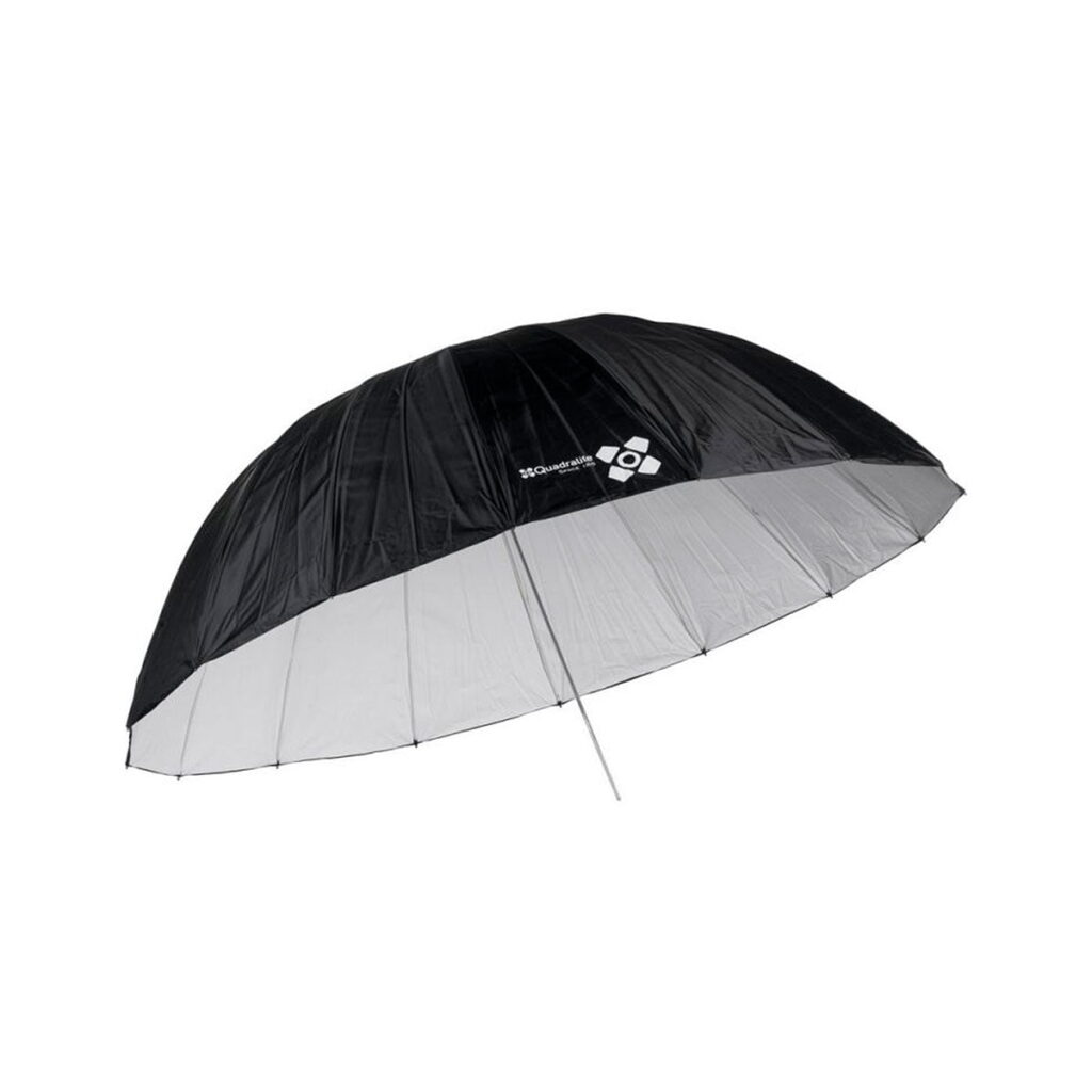 Quadralite_Space_185_White_Parabolic_Umbrella_001 Quadralite Space 185cm White Parabolic Umbrella -varjossa on musta ulkopinta ja valkoinen sisäpinta valon hajottamiseksi. Avattuna ja kulmikkaana se korostaa kaarevaa muotoaan ja näyttää valmistajan logon mustalla puolella.