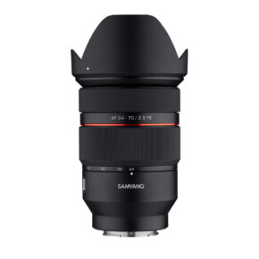 Samyang_AF_24-70mm_F_2_8_Sony_FE_001 Musta Samyang AF 24-70mm F/2.8 Sony FE -kameran objektiivi, jossa on terälehden muotoinen huppu, näkyvät zoomaus- ja tarkennusrenkaat, punainen aksenttirengas ja objektiivin kiinnitys alareunassa, eristettynä valkoiselle taustalle.