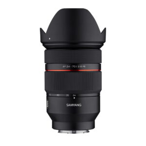 Samyang_AF_24-70mm_F_2_8_Sony_FE_001 Musta Samyang AF 24-70mm F/2.8 Sony FE -kameran objektiivi, jossa on terälehden muotoinen huppu, näkyvät zoomaus- ja tarkennusrenkaat, punainen aksenttirengas ja objektiivin kiinnitys alareunassa, eristettynä valkoiselle taustalle.