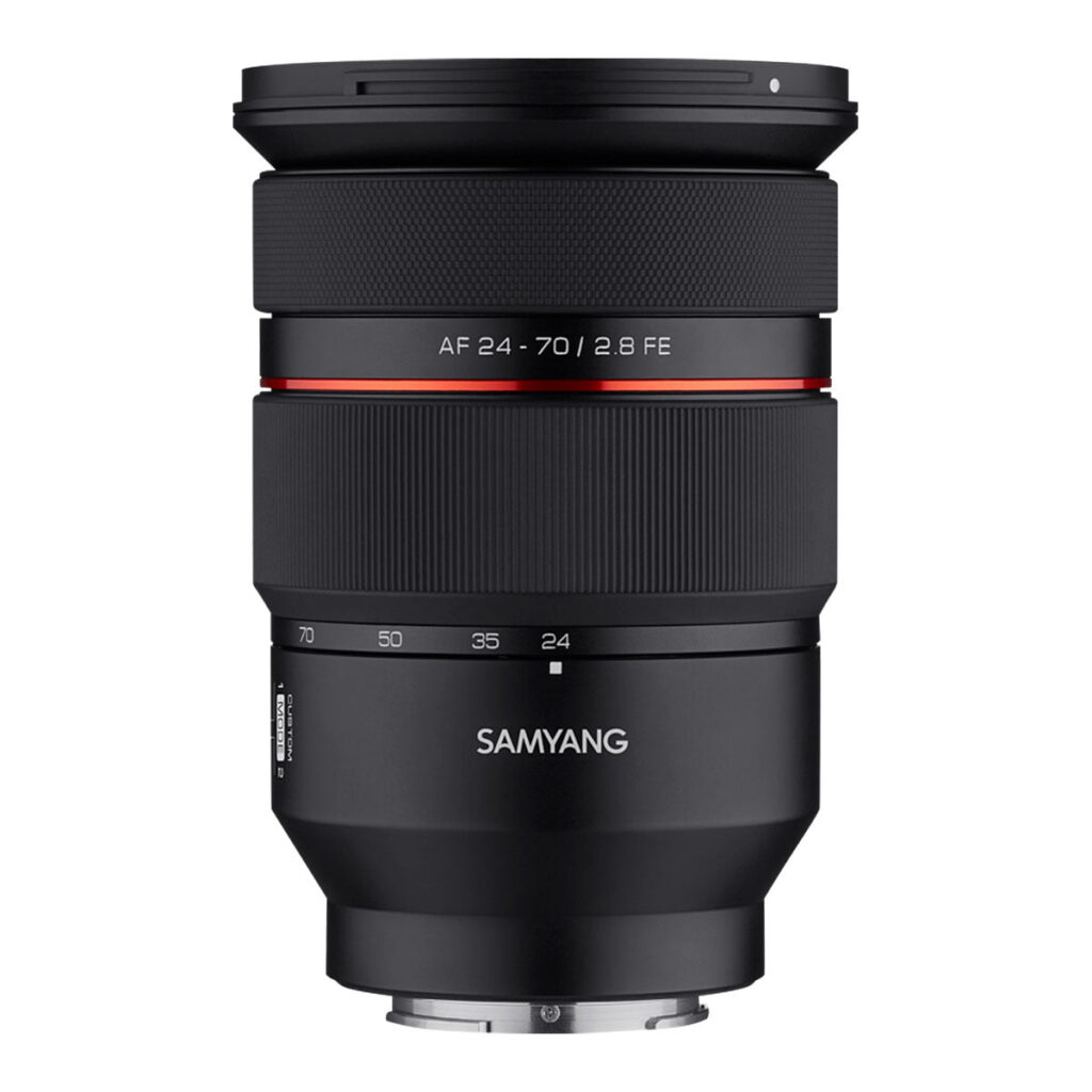 Samyang_AF_24-70mm_F_2_8_Sony_FE_002 Samyang AF 24-70mm F/2.8 Sony FE -objektiivissa on musta viimeistely, punainen aksenttirengas, tarkennusrengas ja zoomausrengas sekä selkeät polttovälin merkinnät valkoista taustaa vasten.