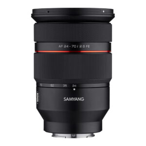 Samyang_AF_24-70mm_F_2_8_Sony_FE_002 Samyang AF 24-70mm F/2.8 Sony FE -objektiivissa on musta viimeistely, punainen aksenttirengas, tarkennusrengas ja zoomausrengas sekä selkeät polttovälin merkinnät valkoista taustaa vasten.