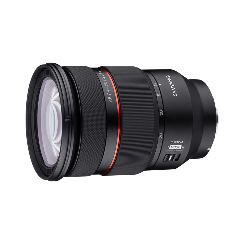 Samyang_AF_24-70mm_F_2_8_Sony_FE_004 Musta Samyang AF 24-70mm F/2.8 Sony FE -objektiivi, jossa on punainen rengas, kuvioitu kahva ja CUSTOM- ja MODE 2 -painikkeet lähellä jalustaa.