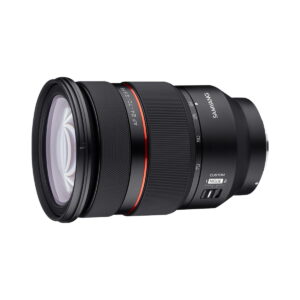 Samyang_AF_24-70mm_F_2_8_Sony_FE_004 Musta Samyang AF 24-70mm F/2.8 Sony FE -objektiivi, jossa on punainen rengas, kuvioitu kahva ja CUSTOM- ja MODE 2 -painikkeet lähellä jalustaa.