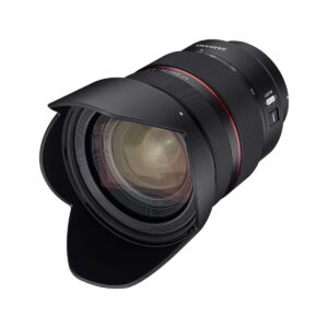 Samyang_AF_24-70mm_F_2_8_Sony_FE_006 Samyang AF 24-70mm F/2.8 Sony FE -objektiivi, jossa on terälehden muotoinen huppu ja yksityiskohtaiset tarkennusmerkinnät sen mustassa tynnyrissä, on kuvattu valkoista taustaa vasten näkyvillä lasielementeillä.
