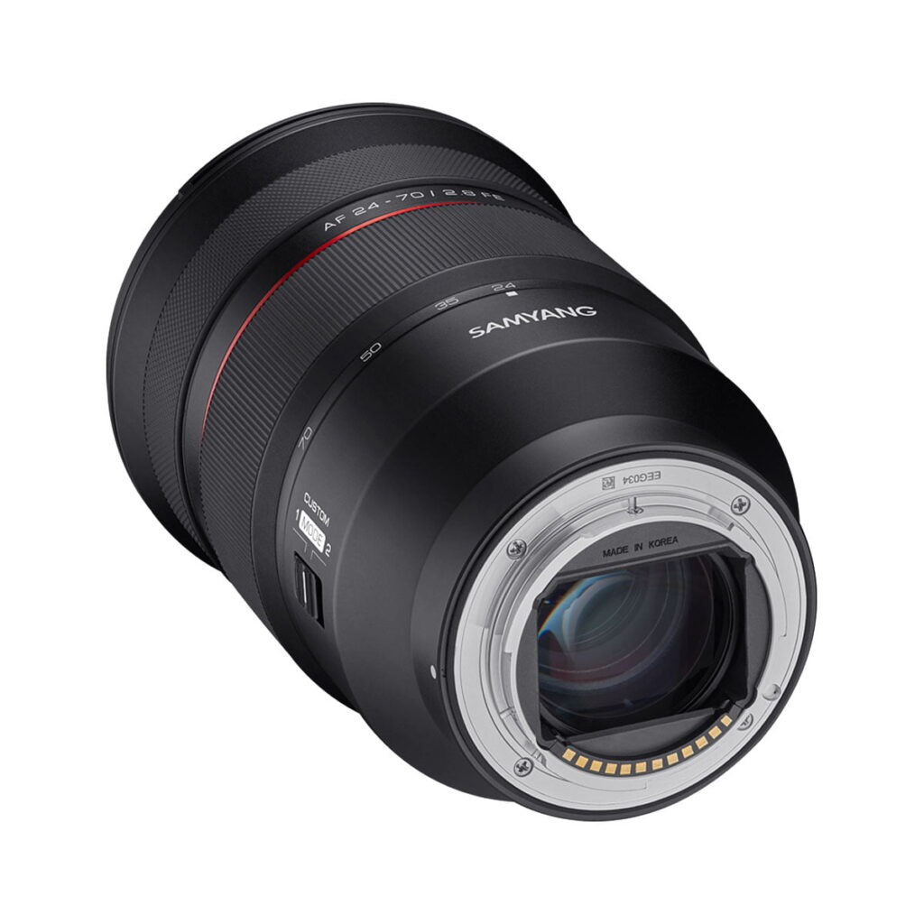 Samyang_AF_24-70mm_F_2_8_Sony_FE_007 Samyang AF 24-70mm F/2.8 Sony FE -kameran objektiivissa on elektroniset koskettimet, takalasielementti, polttovälin ja automaattitarkennuksen merkinnät, musta runko, jossa on punainen korostusrengas, ja siinä on merkintä AF 24-70mm F2.8 FE.