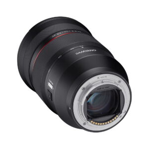 Samyang_AF_24-70mm_F_2_8_Sony_FE_007 Samyang AF 24-70mm F/2.8 Sony FE -kameran objektiivissa on elektroniset koskettimet, takalasielementti, polttovälin ja automaattitarkennuksen merkinnät, musta runko, jossa on punainen korostusrengas, ja siinä on merkintä AF 24-70mm F2.8 FE.