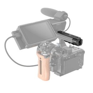 SmallRig 3490 Sony FX3 XLR Handle Extension Rig -laajennustelineen puinen kahva ja päälisävaruste on korostettu, kun taas kamera ja muut komponentit näkyvät harmaina.