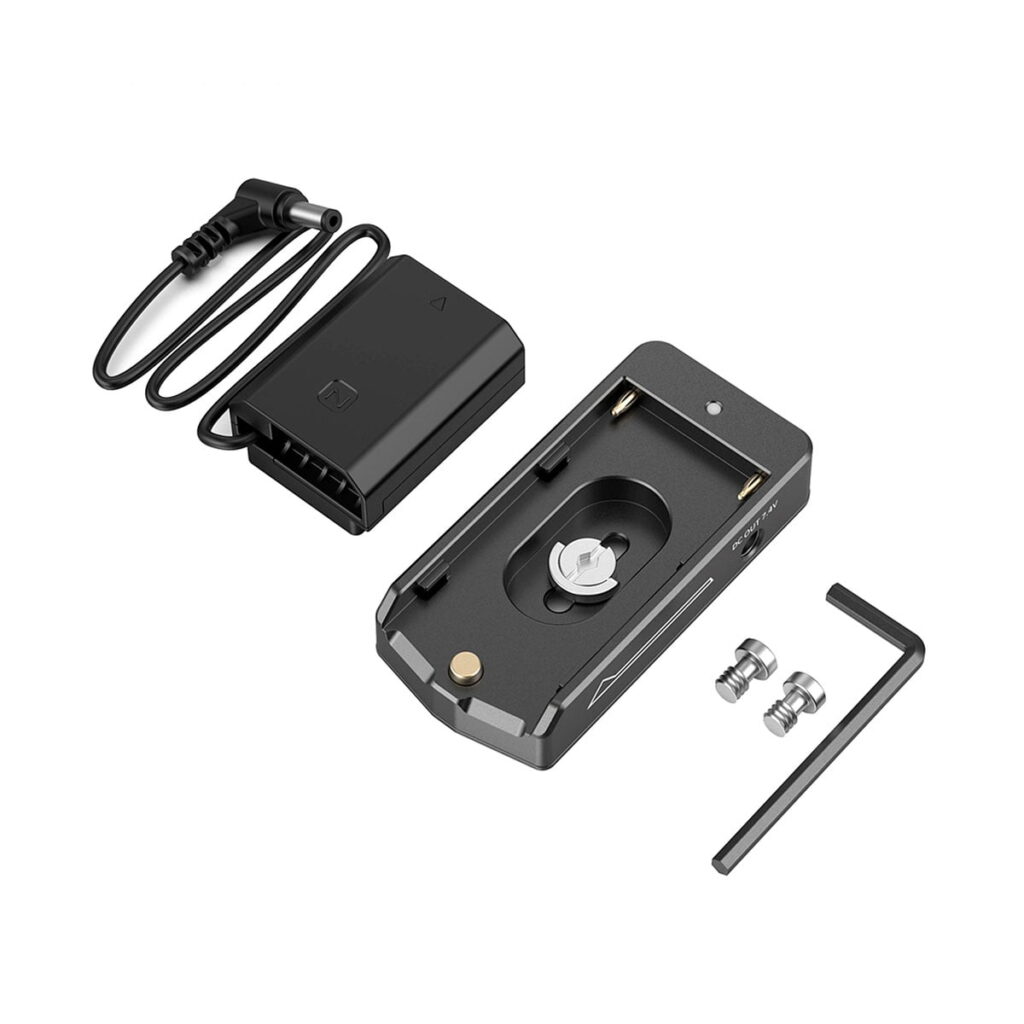 SmallRig 3095 NP-F Battery Adapter Plate Lite with NP-FZ100 Dummy Battery -pakkaus sisältää valkoisella pohjalla esitetyn dummy-akun, kaapelin, metallisen kiinnityslevyn, kaksi pientä ruuvia ja L-muotoisen kuusiokoloavaimen.