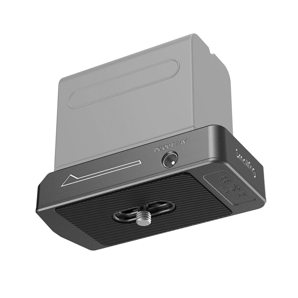 Lähikuva SmallRig 3095 NP-F Battery Adapter Plate Lite -akkusovitinlevystä, jossa on hopeinen ruuvikiinnitys ja siihen kiinnitetty NP-FZ100-nukkeakku. Kyljessä näkyy nuoli ja PUSH/PLAY-painike.