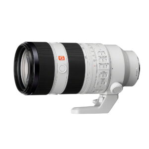Sony FE 70-200mm f/2.8 GM OSS II -objektiivi, jossa on valkoinen runko, jossa on mustia ja hopeisia korostuksia, ohjauskytkimiä ja jalustakiinnitys, on kuvattu valkoisella taustalla. Lisävaihtohyvitys 100€.