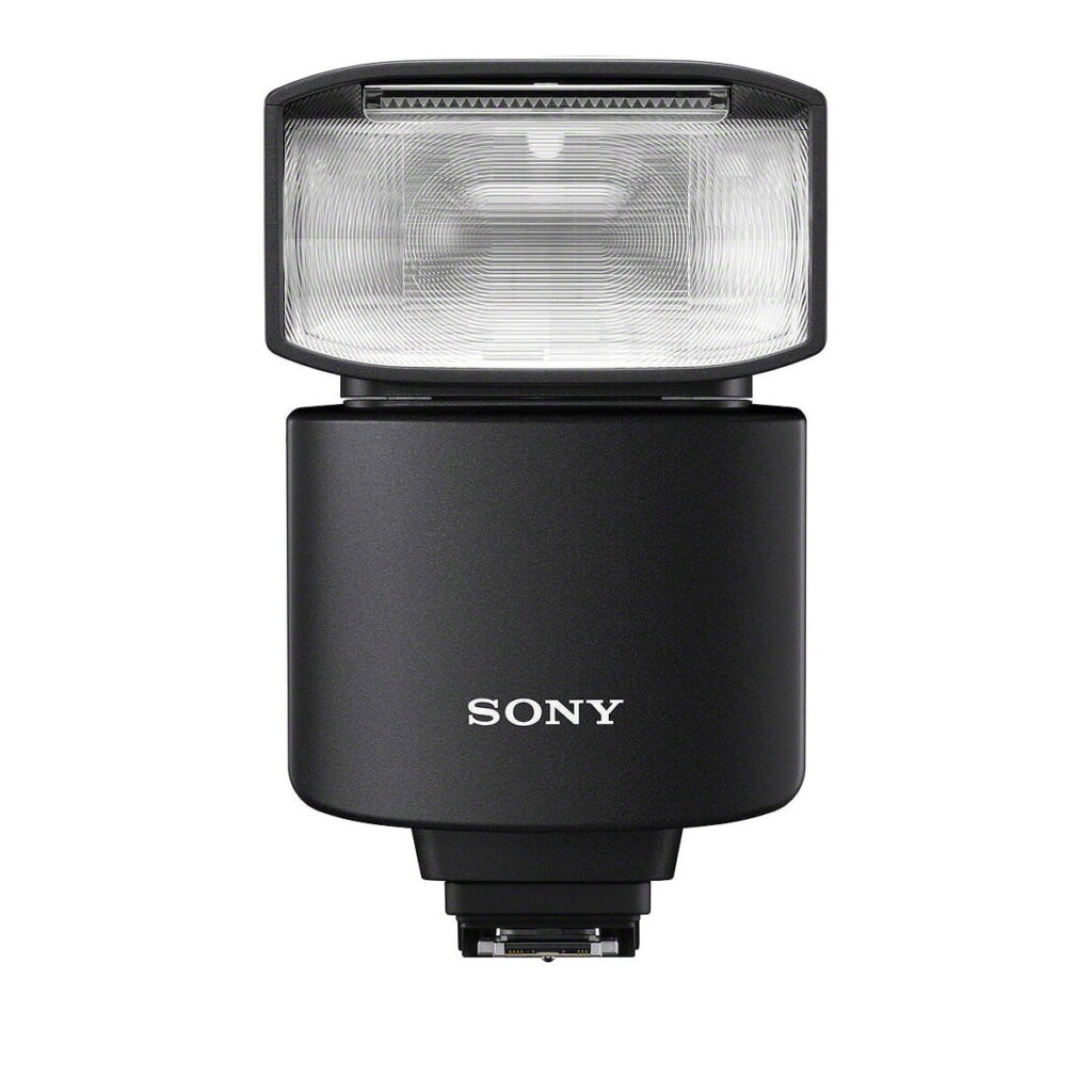 Sony_HVL-F46RM_001 Musta Sony HVL-F46RM -salamalaite, jossa on suorakulmainen salamapää ja Sonyn logo etupuolella, kuvattuna valkoista taustaa vasten.
