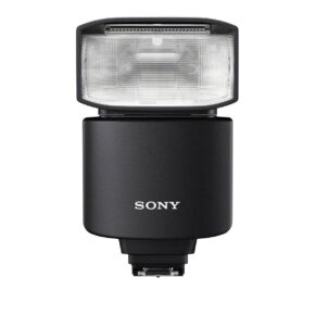 Sony_HVL-F46RM_001 Musta Sony HVL-F46RM -salamalaite, jossa on suorakulmainen salamapää ja Sonyn logo etupuolella, kuvattuna valkoista taustaa vasten.