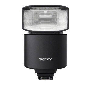 Sony_HVL-F46RM_001 Musta Sony HVL-F46RM -salamalaite, jossa on suorakulmainen salamapää ja Sonyn logo etupuolella, kuvattuna valkoista taustaa vasten.